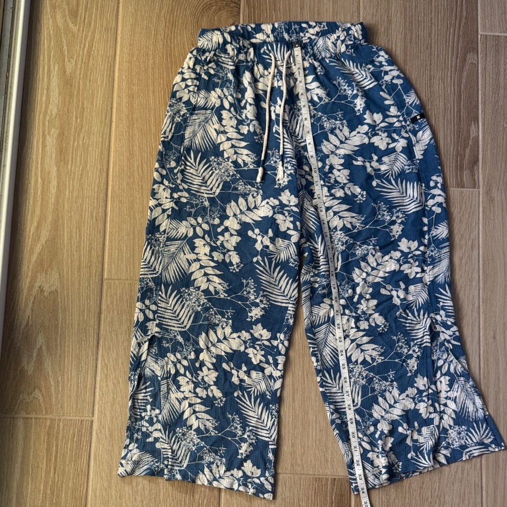 Hurley Blue and White Floral Cropped Pants